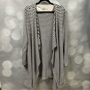 Soma Loungewear Sleep open cardigan style with pocket in a black/‎ ivory color